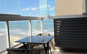 Apartamento em Promoção Pé na Areia com Churrasqueira Carvão e Wi Fi Grátis